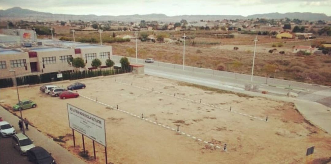 Espacio donde se pretendía construir este teatro, ahora habilitado para el aparcamiento Espacio donde se pretendía construir este teatro, ahora habilitado para el aparcamiento
