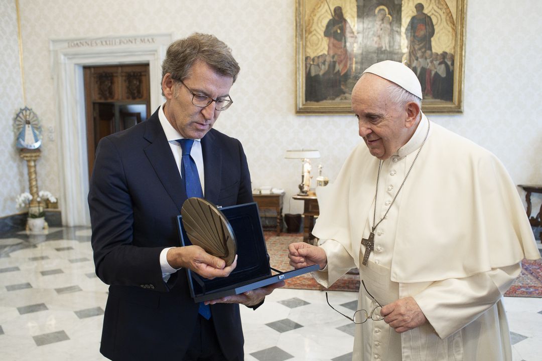 Feijóo le entrega una concha de bronce al Papa Francisco durante la audiencia en el Vaticano. Feijóo le entrega una concha de bronce al Papa Francisco durante la audiencia en el Vaticano.
