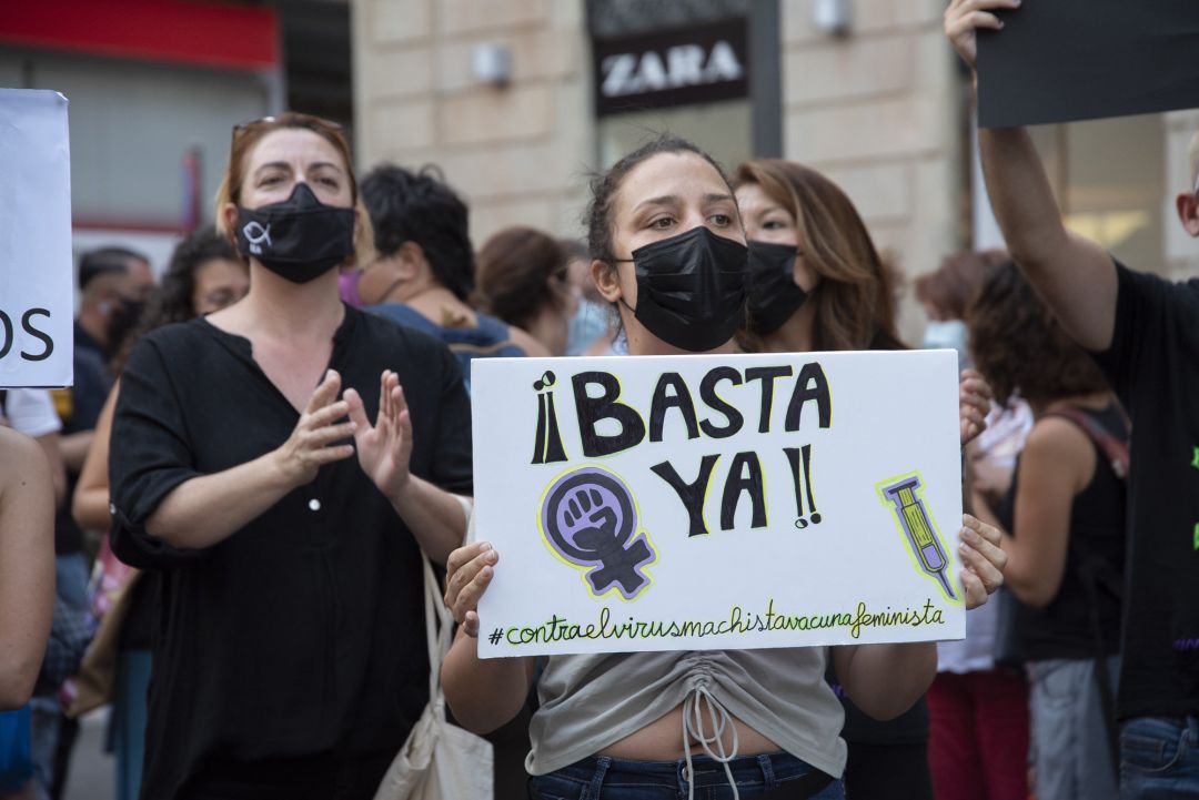 Una mujer con un cartel en el que se lee: `Basta ya´, participa en una concentración feminista. Una mujer con un cartel en el que se lee: `Basta ya´, participa en una concentración feminista.