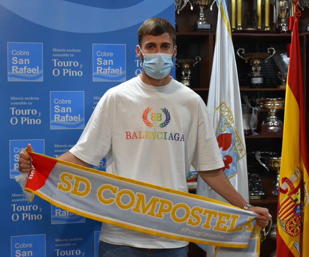 Parapar posa en la sala de trofeos del Compos con una bufanda del equipo Parapar posa en la sala de trofeos del Compos con una bufanda del equipo