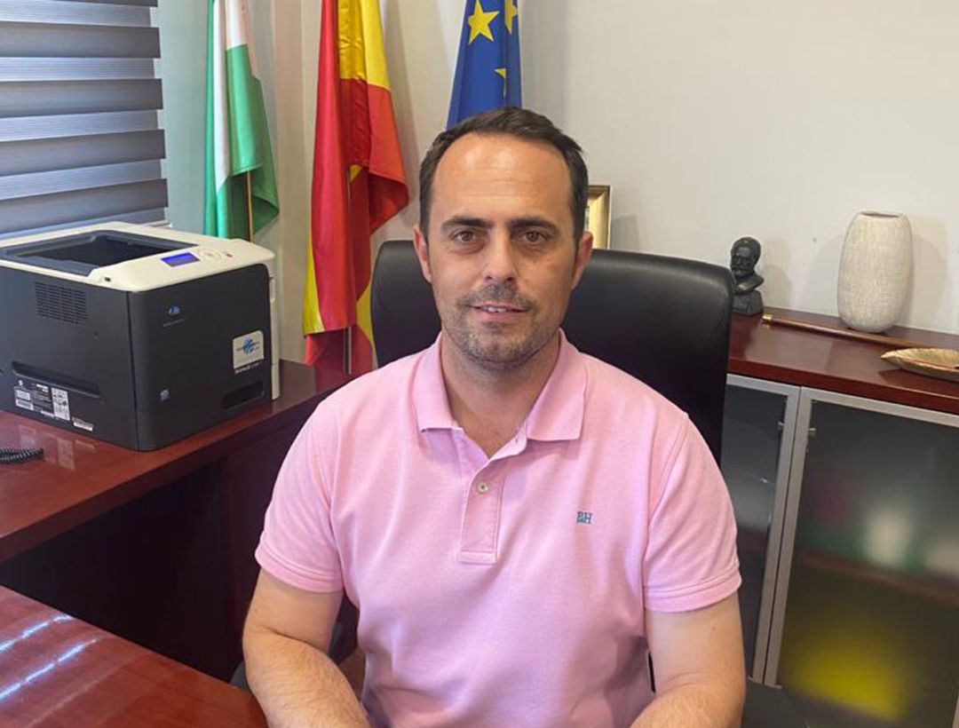 El alcalde de Pulianas (Granada), José Antonio Carranza, en su despacho oficial El alcalde de Pulianas (Granada), José Antonio Carranza, en su despacho oficial