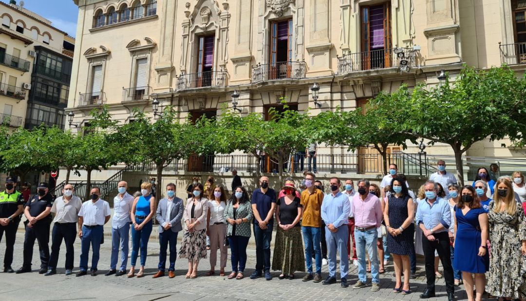 Concejales y vecinos de Jaén durante el minuto de silencio. Concejales y vecinos de Jaén durante el minuto de silencio.