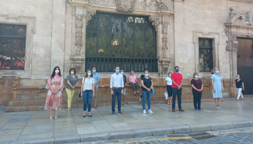 Palma guarda un minuto de silencio en memoria de los niños y niñas asesinados por la violencia machista Palma guarda un minuto de silencio en memoria de los niños y niñas asesinados por la violencia machista