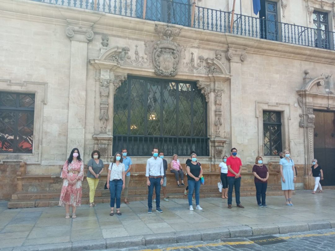Palma guarda un minuto de silencio en memoria de los niños y niñas asesinados por la violencia machista. Palma guarda un minuto de silencio en memoria de los niños y niñas asesinados por la violencia machista.