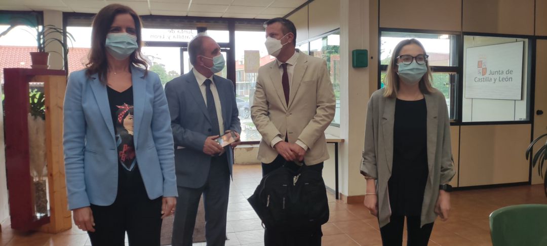 Visita de la consejera de Empleo Ana Carlota Amigo al Consejo de la Juventud Visita de la consejera de Empleo Ana Carlota Amigo al Consejo de la Juventud