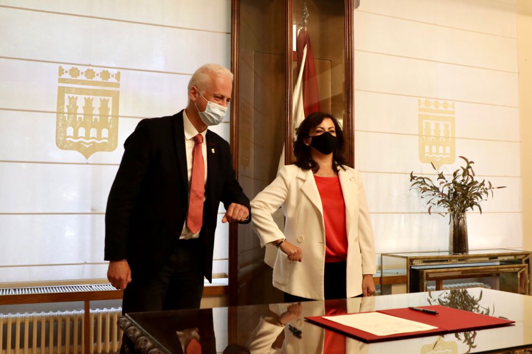 Pablo Hermoso de Mendoza y Concha Andreu tras la firma del convenio Pablo Hermoso de Mendoza y Concha Andreu tras la firma del convenio