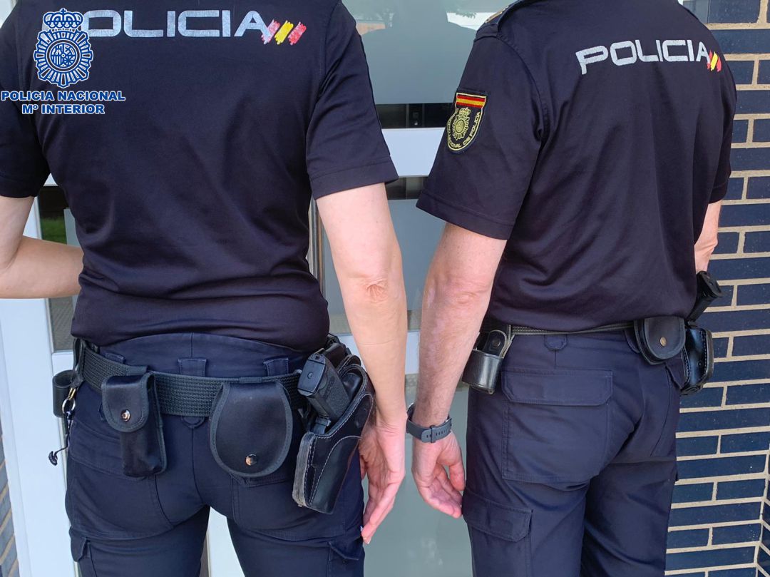 Dos agentes de la Policía Nacional salvan la vida de un bebé de 19 meses en el centro de Logroño. Dos agentes de la Policía Nacional salvan la vida de un bebé de 19 meses en el centro de Logroño.