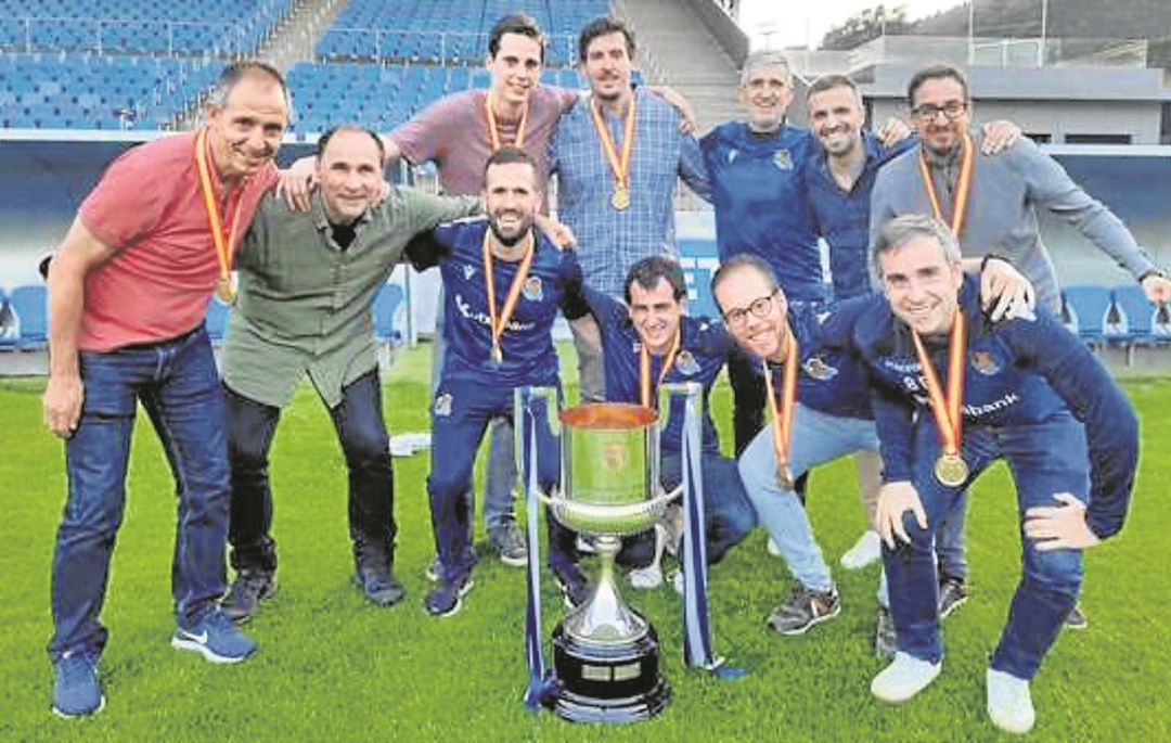 Los integrantes de la Unidad de Reclutamiento posan con la Copa ganada en La Cartuja Los integrantes de la Unidad de Reclutamiento posan con la Copa ganada en La Cartuja