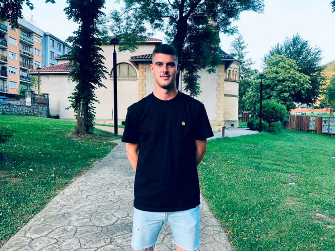 Mikek Pradera posa después de firmar su nuevo contrato con el Real Unión Mikek Pradera posa después de firmar su nuevo contrato con el Real Unión