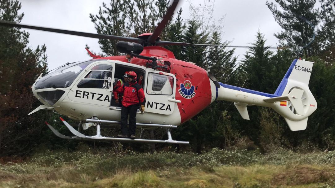 Un ertzaina desciende del helicóptero que emplea la policía vasca para rescates, en una imagen de archivo. Un ertzaina desciende del helicóptero que emplea la policía vasca para rescates, en una imagen de archivo.