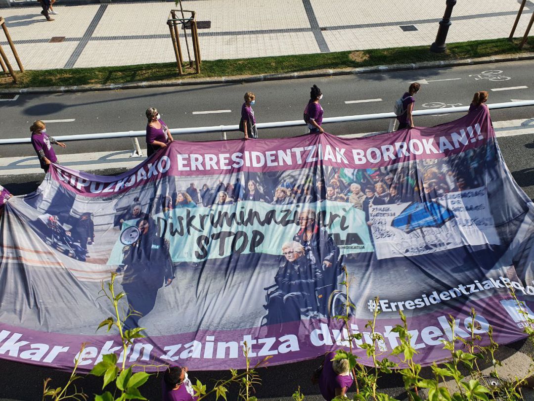 Imagen de la protesta convocada por ELA con motivo de los 250 días de huelga que han cumplido este lunes las trabajadoras de las residencias de Gipuzkoa. Imagen de la protesta convocada por ELA con motivo de los 250 días de huelga que han cumplido este lunes las trabajadoras de las residencias de Gipuzkoa.