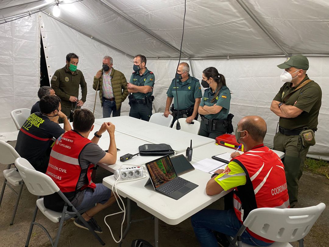 Efectivos de emergencias, reunidos en el Puesto de Mando Avanzado instalado en el área recreativa de Los Llares. Efectivos de emergencias, reunidos en el Puesto de Mando Avanzado instalado en el área recreativa de Los Llares.