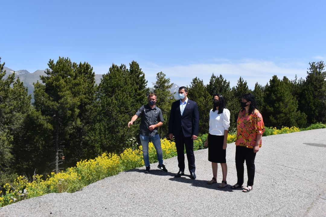 La cònsol massanenca, Olga Molné, el ministre de Presidència, Economia i Empresa, Jordi Gallardo i el director de Pal Arinsal, Josep Marticella, a la zona de la Caubella, aquest dilluns. La cònsol massanenca, Olga Molné, el ministre de Presidència, Economia i Empresa, Jordi Gallardo i el director de Pal Arinsal, Josep Marticella, a la zona de la Caubella, aquest dilluns.