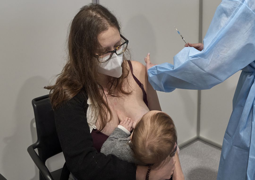 Una doctora portuguesa amamanta a su bebé de 6 meses mientras recibe la primera dosis de la vacuna de Pfizer en Cascais Una doctora portuguesa amamanta a su bebé de 6 meses mientras recibe la primera dosis de la vacuna de Pfizer en Cascais