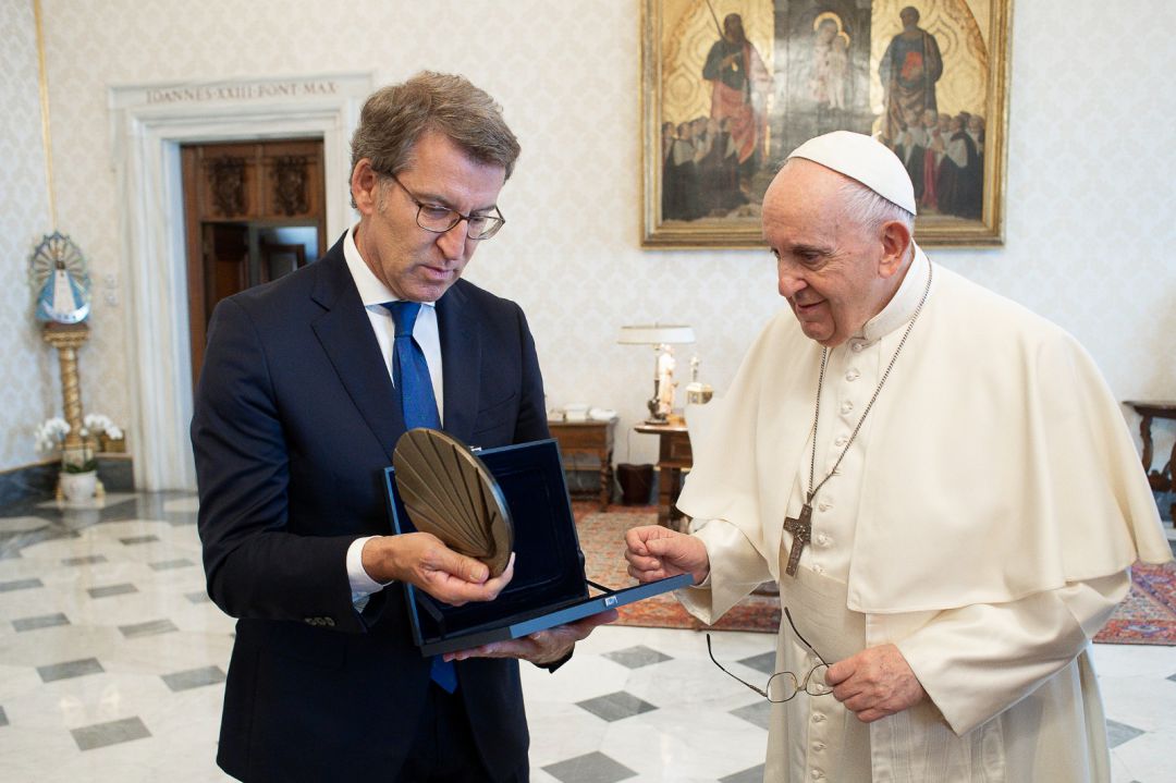 Feijóo entregando un obsequio al Papa Feijóo entregando un obsequio al Papa