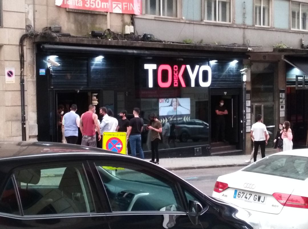 Jóvenes haciendo cola para entrar en la prueba piloto de la discoteca Tokyo. Jóvenes haciendo cola para entrar en la prueba piloto de la discoteca Tokyo.