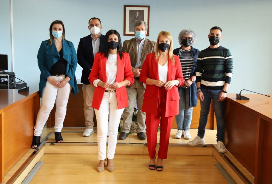 Verónica Tourón y Loli Castiñeira, en primer plano, junto al resto de concejales del gobierno de coalición de Salceda de Caselas. Verónica Tourón y Loli Castiñeira, en primer plano, junto al resto de concejales del gobierno de coalición de Salceda de Caselas.
