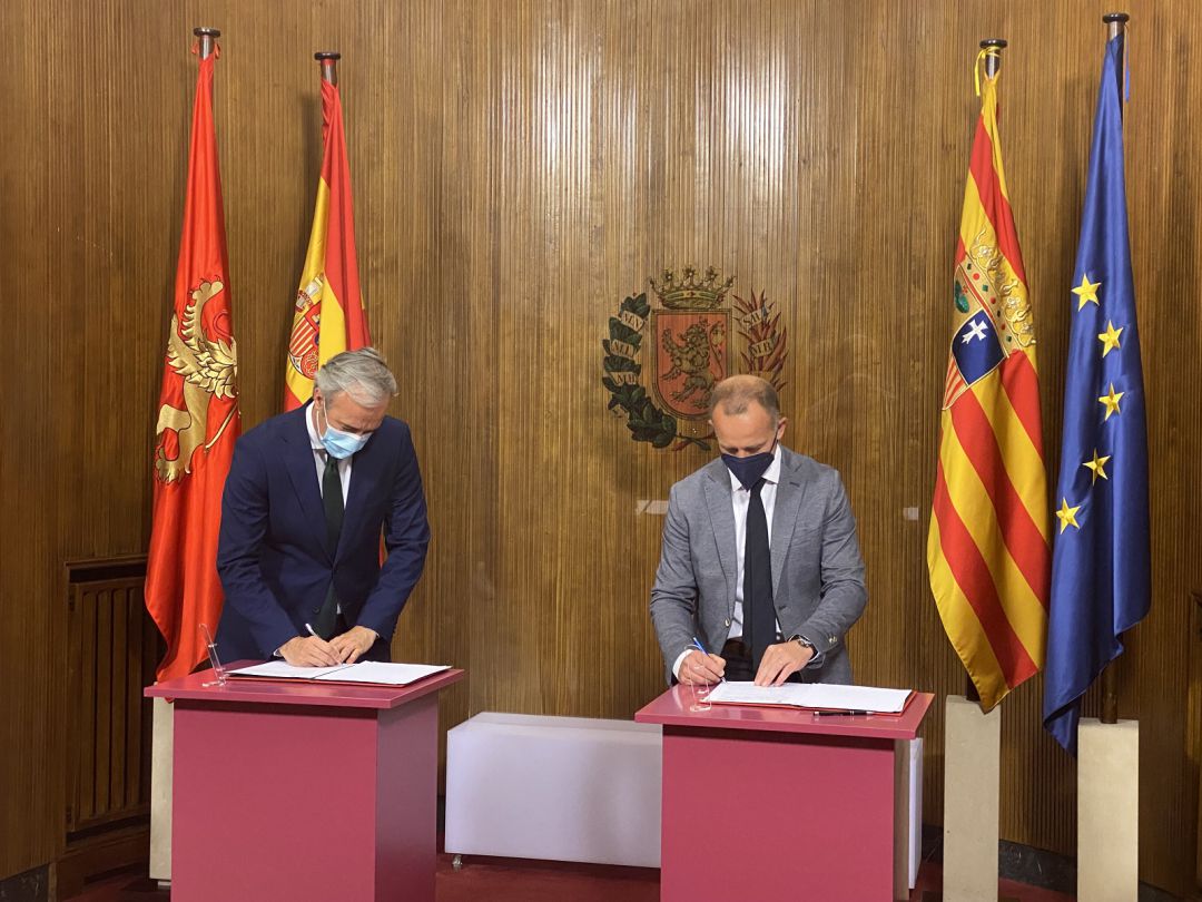 Jorge Azcón, a la izquierda, y Cristian Lapetra, a la derecha, firman el convenio en el Ayuntamiento de Zaragoza Jorge Azcón, a la izquierda, y Cristian Lapetra, a la derecha, firman el convenio en el Ayuntamiento de Zaragoza