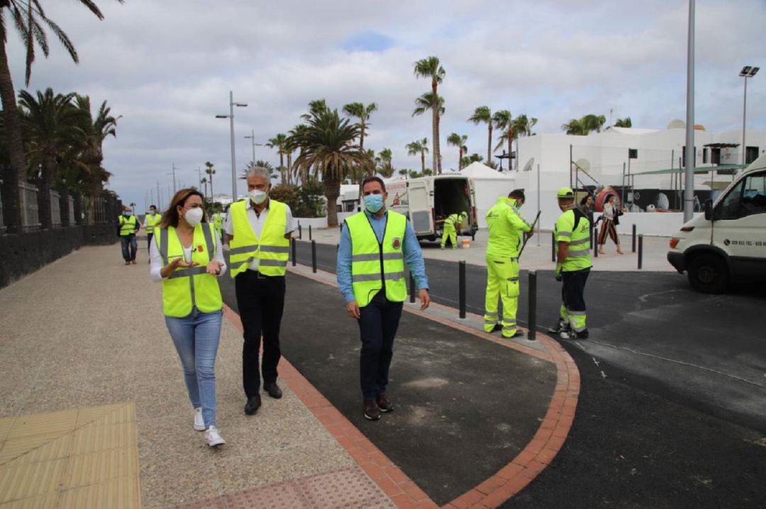 María Dolores Corujo, presidenta del Cabildo de Lanzarote, visitando uno de los tramos del carril bici en Puerto del Carmen. María Dolores Corujo, presidenta del Cabildo de Lanzarote, visitando uno de los tramos del carril bici en Puerto del Carmen.