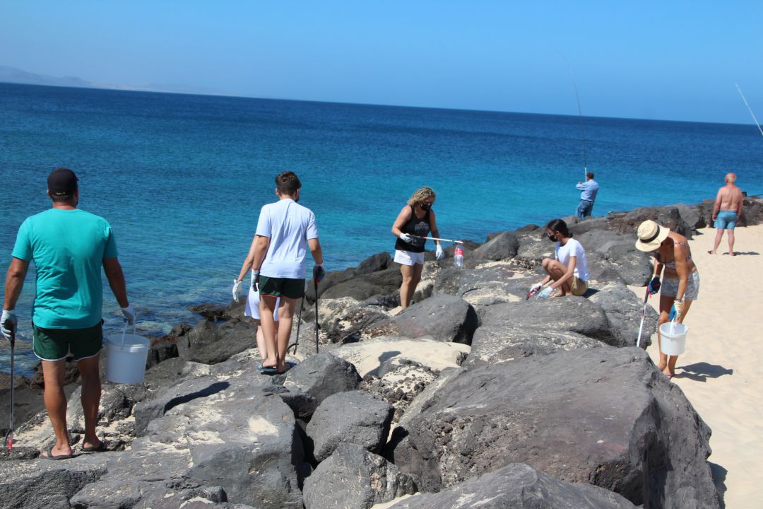 Labores de limpieza en las inmediaciones de la playa. Labores de limpieza en las inmediaciones de la playa.