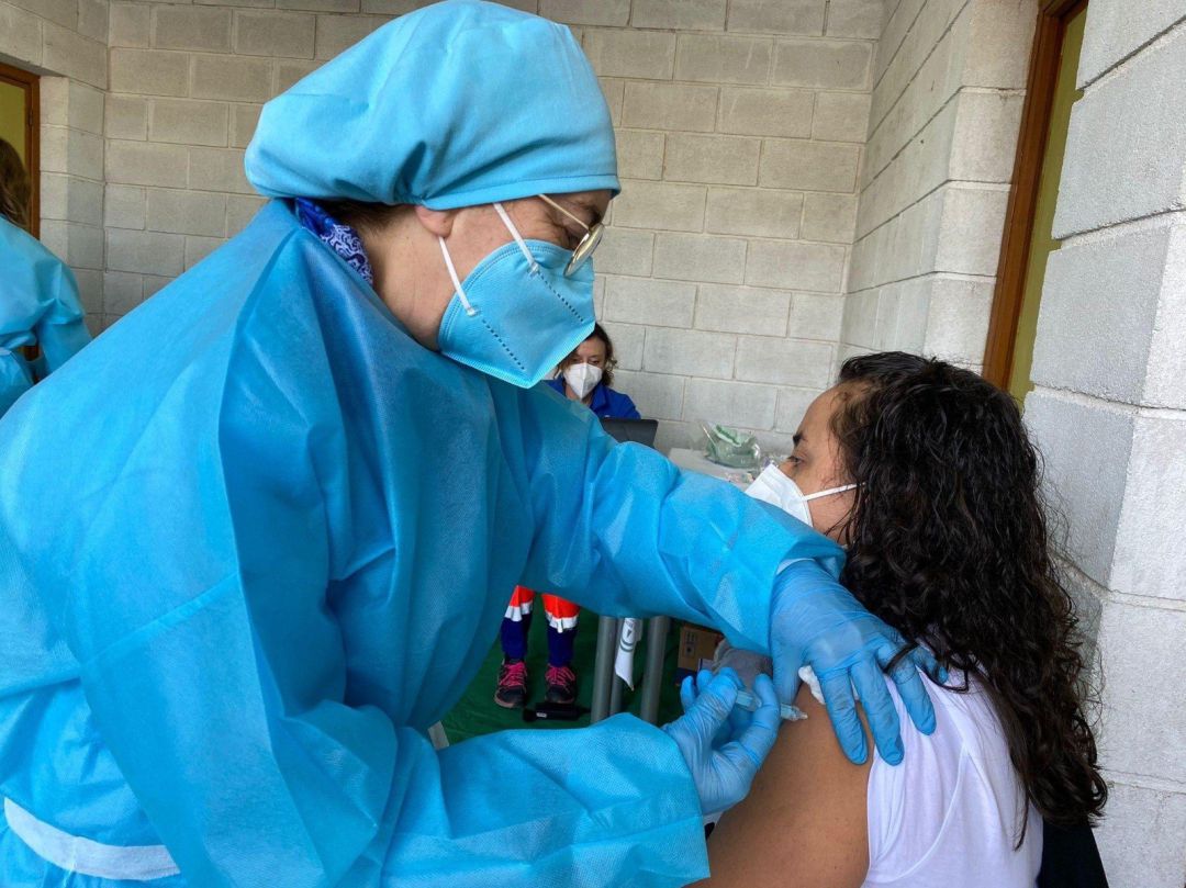 Una mujer recibe una dosis de la vacuna contra el coronavirus. Una mujer recibe una dosis de la vacuna contra el coronavirus.