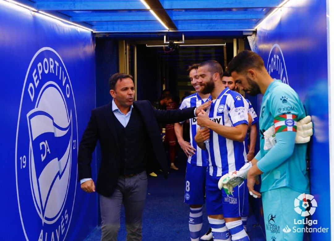 Calleja saluda a sus dos futuros capitanes, Laguardia y Pacheco. Calleja saluda a sus dos futuros capitanes, Laguardia y Pacheco.