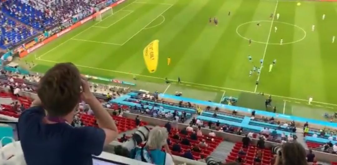 Un aficionado se lleva las manos a la cabeza al ver el impacto con la grada del activista de Greenpeace Un aficionado se lleva las manos a la cabeza al ver el impacto con la grada del activista de Greenpeace
