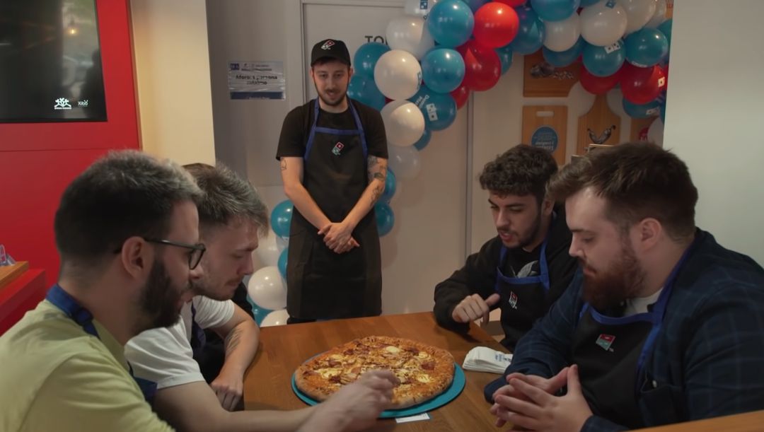 Ibai Llanos y sus amigos, frente a la pizza que han creado. Ibai Llanos y sus amigos, frente a la pizza que han creado.