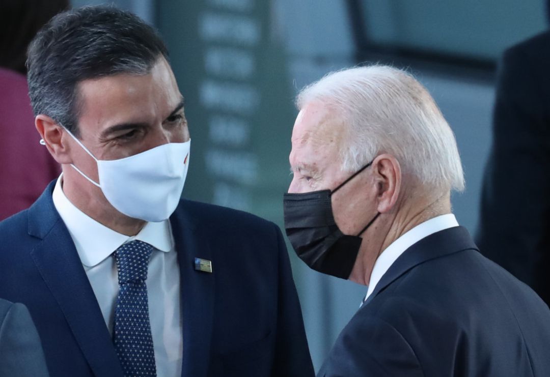 Biden y Sánchez mantienen un breve conversación en un pasillo de la OTAN en Bruselas. Biden y Sánchez mantienen un breve conversación en un pasillo de la OTAN en Bruselas.