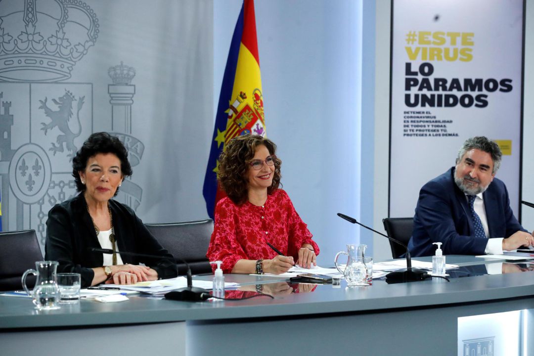 La ministra de Educación, Isabel Celaá (i); la ministra de Hacienda y portavoz del Gobierno, María Jesús Montero (c), y el ministro de Cultura y Deporte, José Manuel Rodríguez Uribes (d) durante la rueda de prensa ofrecida tras la reunión del Consejo de Ministros. La ministra de Educación, Isabel Celaá (i); la ministra de Hacienda y portavoz del Gobierno, María Jesús Montero (c), y el ministro de Cultura y Deporte, José Manuel Rodríguez Uribes (d) durante la rueda de prensa ofrecida tras la reunión del Consejo de Ministros.
