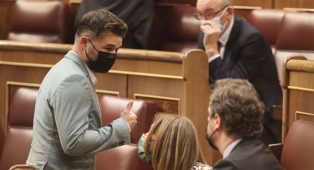 El portavoz parlamentario de ERC, Gabriel Rufián (i), habla con el diputado de Vox Iván Espinosa de los Monteros, momentos antes del comienzo de una sesión plenaria en el Congreso. El portavoz parlamentario de ERC, Gabriel Rufián (i), habla con el diputado de Vox Iván Espinosa de los Monteros, momentos antes del comienzo de una sesión plenaria en el Congreso.