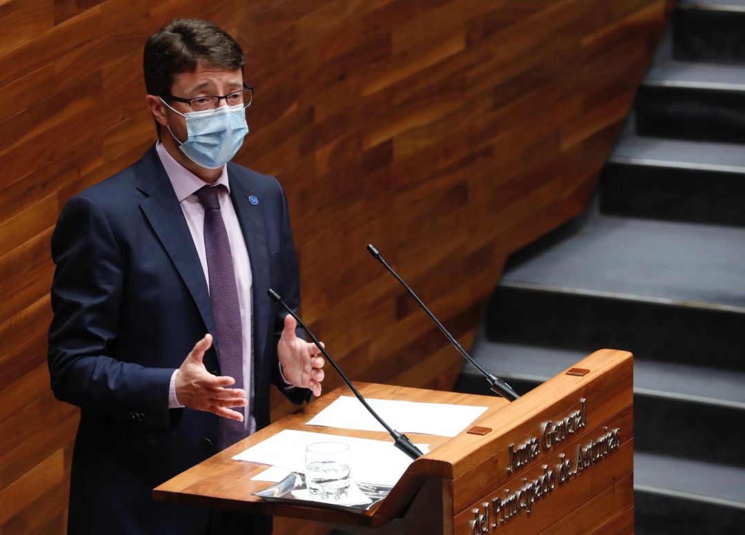 El Consejero de Industria, Enrique Fernández, durante su intervención en el Parlamento Regional El Consejero de Industria, Enrique Fernández, durante su intervención en el Parlamento Regional