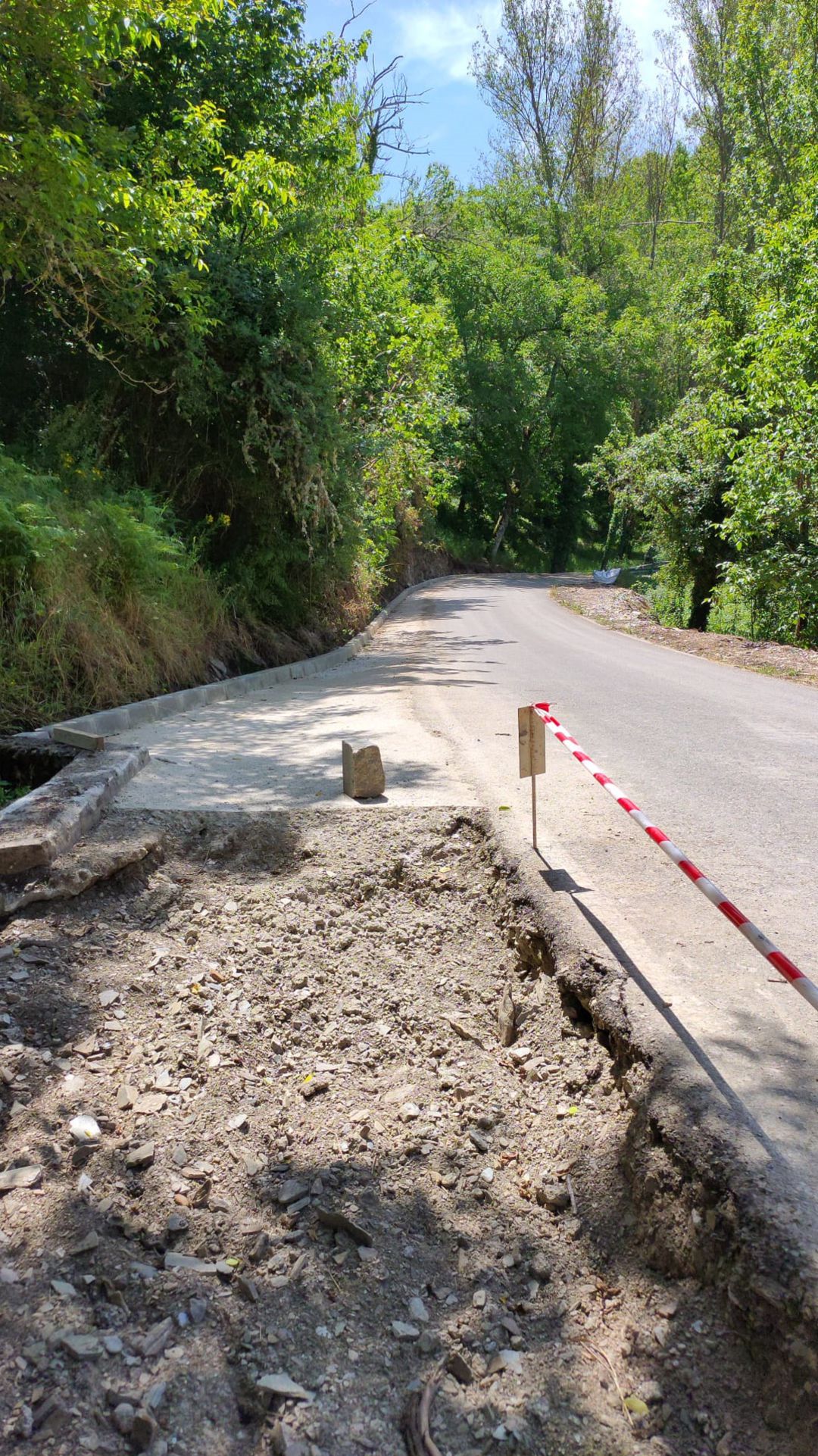 En algunos puntos la carretera se ensancha hasta 90cm En algunos puntos la carretera se ensancha hasta 90cm
