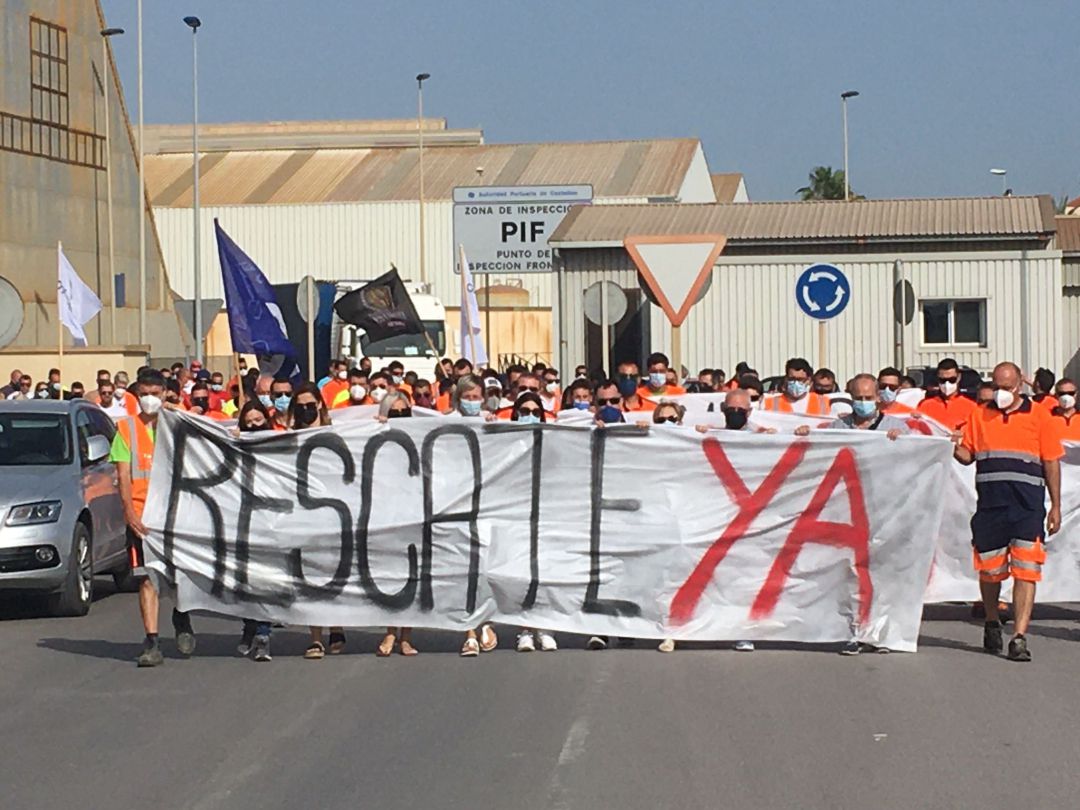 Protestas de los estibadores de Castellón pidiendo mayor celeridad en la búsqueda del compañero desaparecido tras el vuelco de un buque Protestas de los estibadores de Castellón pidiendo mayor celeridad en la búsqueda del compañero desaparecido tras el vuelco de un buque