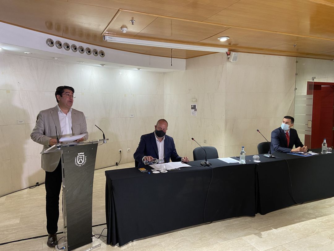 El presidente del Cabildo tinerfeño, Pedro Martín, el consejero, Enrique Arriaga y el responsable de Vodafone en Canarias, Javier Álvarez. El presidente del Cabildo tinerfeño, Pedro Martín, el consejero, Enrique Arriaga y el responsable de Vodafone en Canarias, Javier Álvarez.