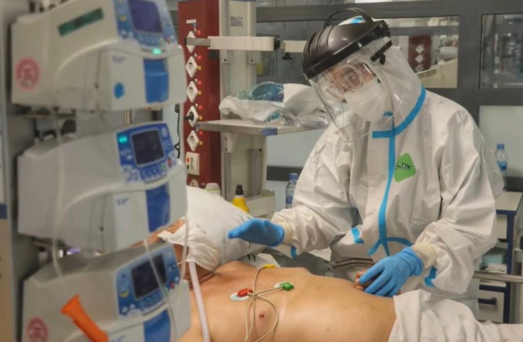 Un enfermero atiende a un paciente en el Hospital Universitario Reina Sofía Un enfermero atiende a un paciente en el Hospital Universitario Reina Sofía