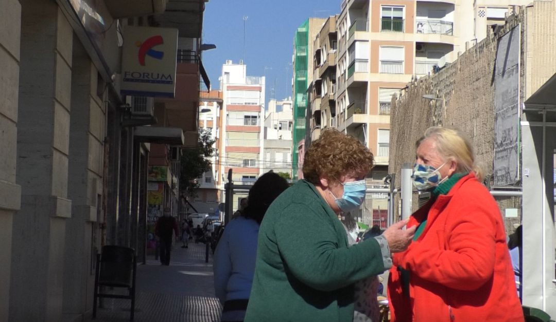 Ilicitanas de conversación en la calle Ilicitanas de conversación en la calle