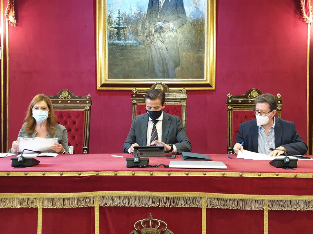 El alcalde de Granada, Luis Salvador, ha presidido este martes 15 de junio su primera comisión munciipal tras la crisis en su gobierno. Lo ha echo acompañado no por concejales sino por técnicos municipales. El alcalde de Granada, Luis Salvador, ha presidido este martes 15 de junio su primera comisión munciipal tras la crisis en su gobierno. Lo ha echo acompañado no por concejales sino por técnicos municipales.