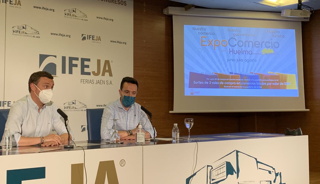 De izquierda a derecha, el alcalde de Huelma, Francisco Ruiz, y el concejal de Cultura y Comercio, Juan Luis Guzmán. De izquierda a derecha, el alcalde de Huelma, Francisco Ruiz, y el concejal de Cultura y Comercio, Juan Luis Guzmán.