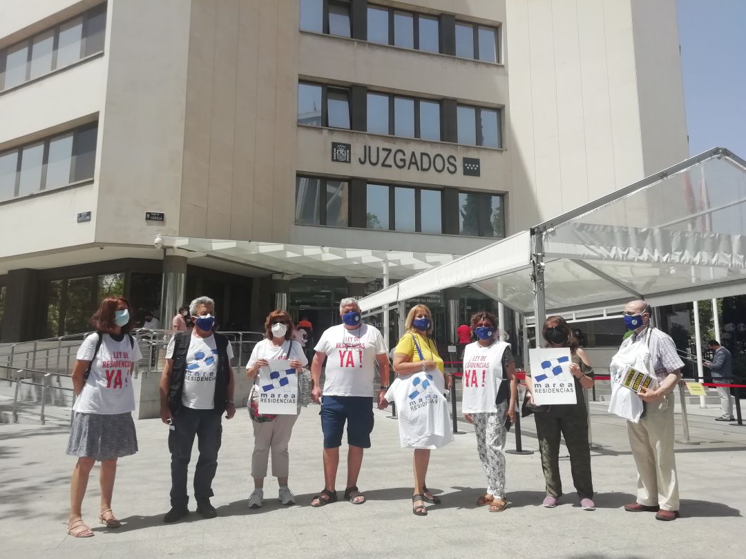 Familiares de la Marea de Residencias frente a los juzgados de Plaza de Castilla. Familiares de la Marea de Residencias frente a los juzgados de Plaza de Castilla.