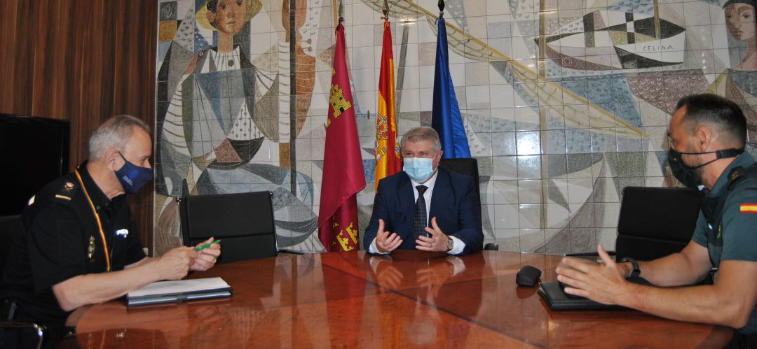 Reunión del Delegado del gobierno, José Vélez con el jefe Superior de Policía, Alfonso Navarro, y Diego Mercader, teniente coronel de la Guardia Civil de Murcia Reunión del Delegado del gobierno, José Vélez con el jefe Superior de Policía, Alfonso Navarro, y Diego Mercader, teniente coronel de la Guardia Civil de Murcia