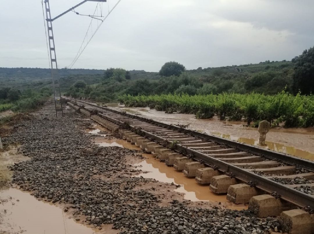 Estado en el que se encuentra la vía férrea entre Logroño y Fuenmayor. Estado en el que se encuentra la vía férrea entre Logroño y Fuenmayor.