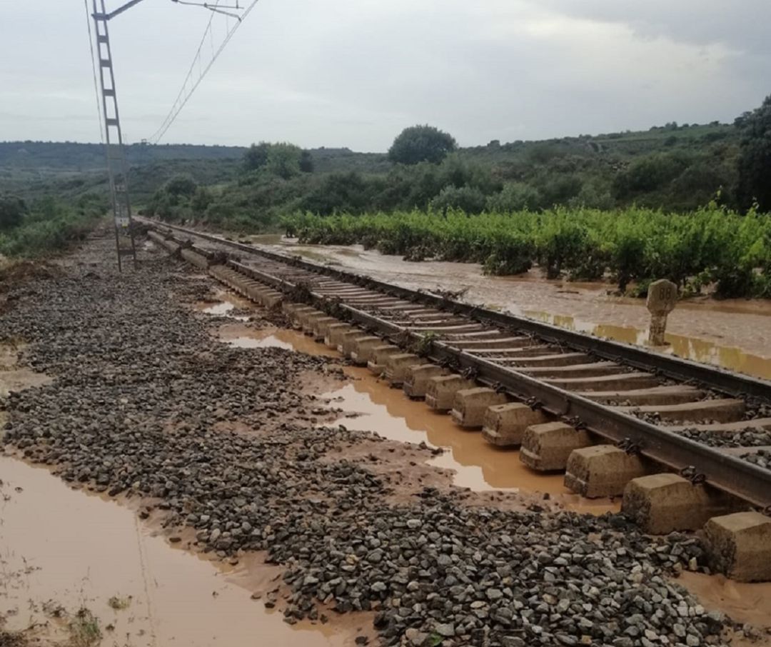 Estado en el que se encontraba la línea ferroviaria entre Logroño y Fuenmayor tras las tormentas de ayer lunes Estado en el que se encontraba la línea ferroviaria entre Logroño y Fuenmayor tras las tormentas de ayer lunes