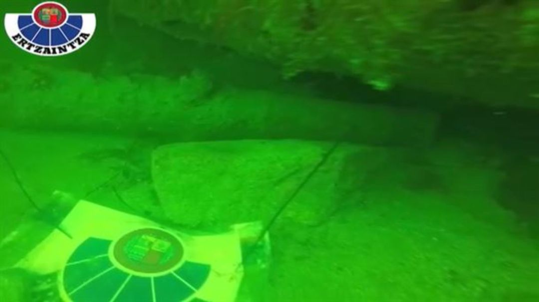Fotograma del vídeo de la Ertzaintza donde se ve el cañón sumergido Fotograma del vídeo de la Ertzaintza donde se ve el cañón sumergido