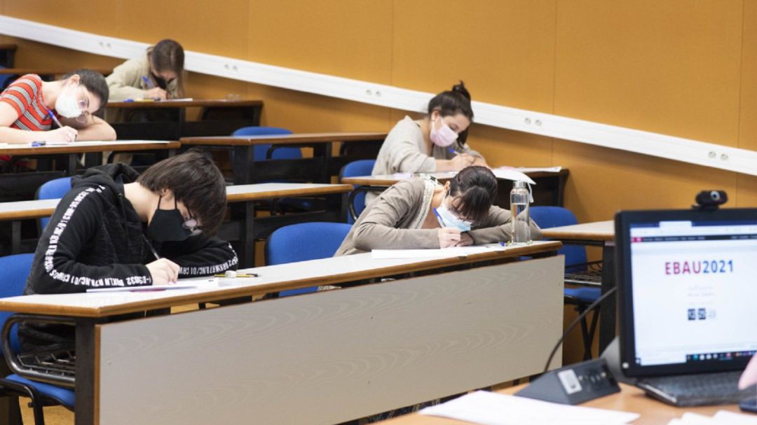 Alumnos examinándose de las pruebas de acceso a la Universidad Alumnos examinándose de las pruebas de acceso a la Universidad