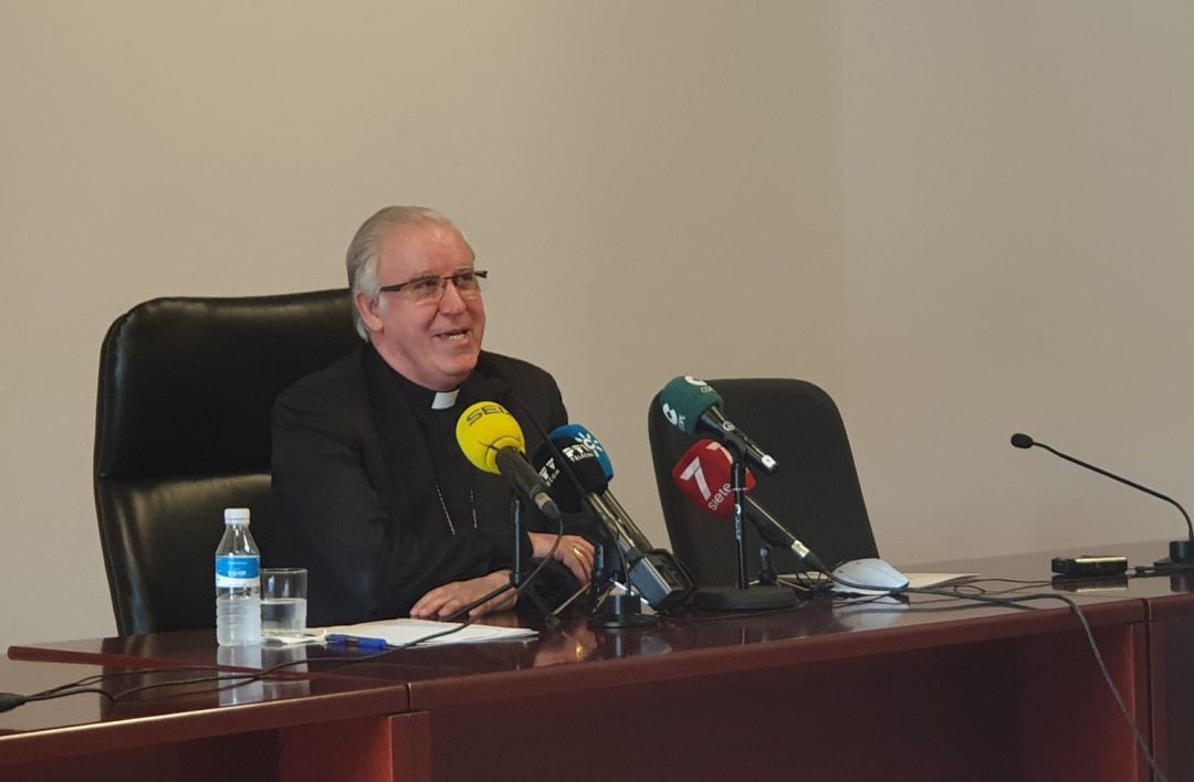 Monseñor Saiz Meneses durante el encuentro que han mantenido este martes con la prensa Monseñor Saiz Meneses durante el encuentro que han mantenido este martes con la prensa