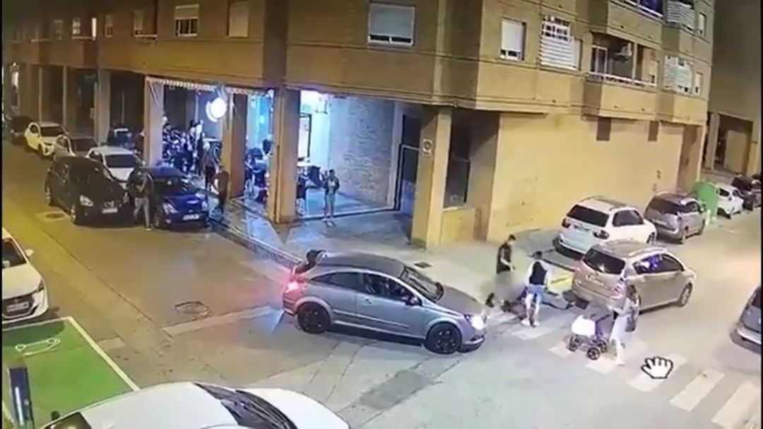 Momento de la grabación de las cámaras de seguridad en el que el individuo golpea y deja inconsciente al conductor que casi atropella a su bebé Momento de la grabación de las cámaras de seguridad en el que el individuo golpea y deja inconsciente al conductor que casi atropella a su bebé