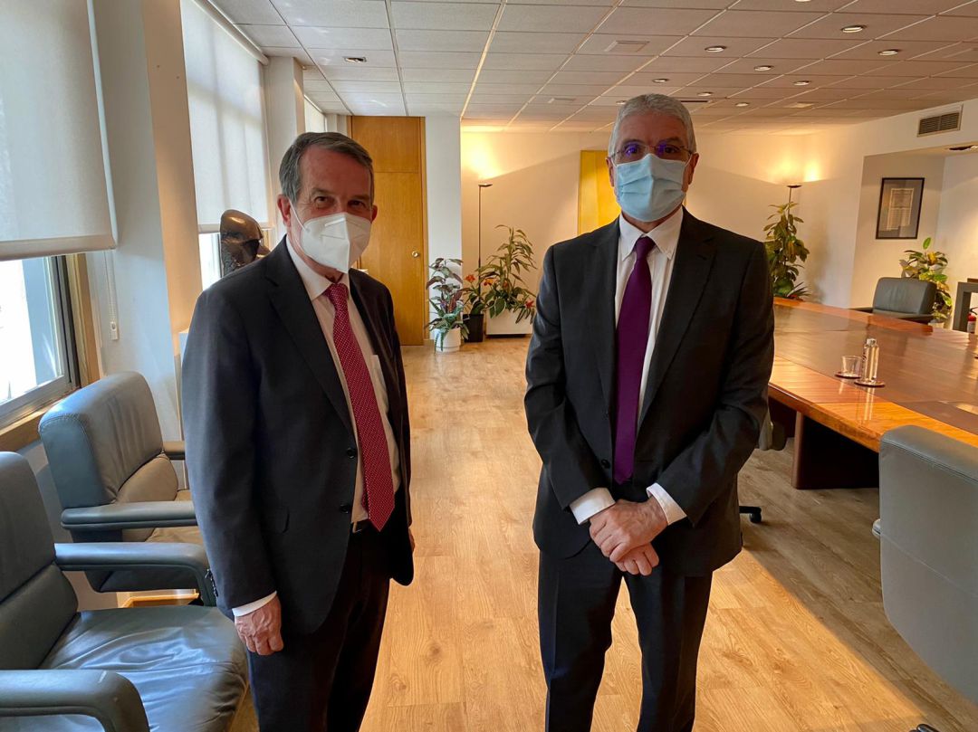 El alcalde de Vigo, Abel Caballero con el presidente de RENFE, Isaías Táboas Suárez. El alcalde de Vigo, Abel Caballero con el presidente de RENFE, Isaías Táboas Suárez.