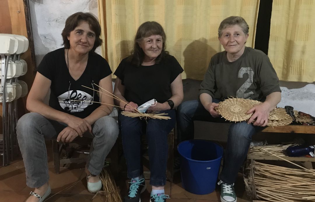 Pilar Gómez, Hortensia Checa y Maribel Checa en su taller de artesanía del mimbre en Cañizares. Pilar Gómez, Hortensia Checa y Maribel Checa en su taller de artesanía del mimbre en Cañizares.