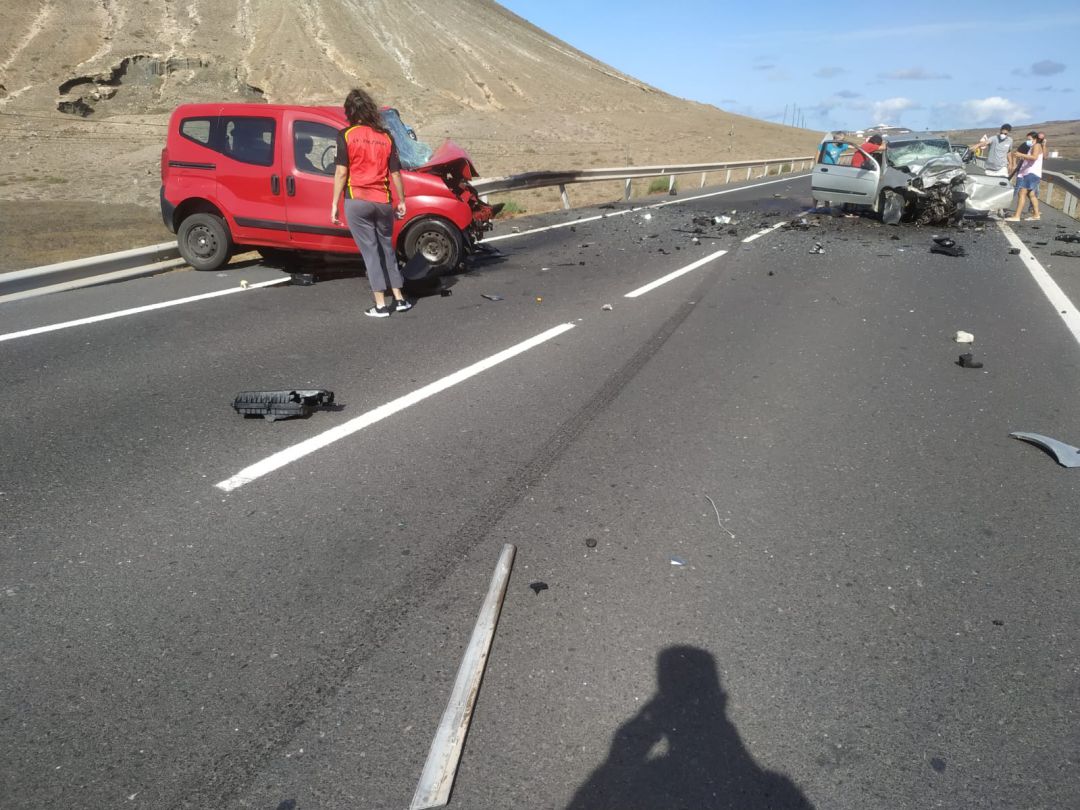 Los dos coches siniestrados, en el lugar del accidente. Los dos coches siniestrados, en el lugar del accidente.